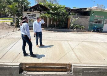 Gobierno de La Unión supervisa trabajos de pavimentación en Zacatula