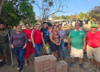 DIF de La Unión entrega despensas a familias afectadas por incendio