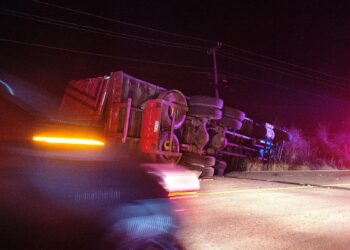 Vuelca camión cargado de cocos en la carretera Acapulco-Zihuatanejo
