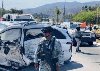 Choca camioneta de valores con vehículo manejado por turistas