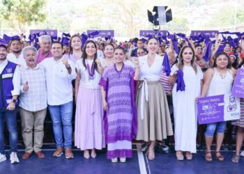 Entrega Evelyn Salgado la Tarjeta Violeta número 20 mil en Zihuatanejo