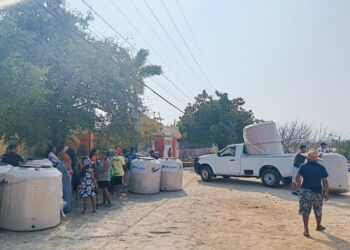 Maricarmen Cabrera entrega apoyos del programa de Mejoramiento de Vivienda en Petatlán