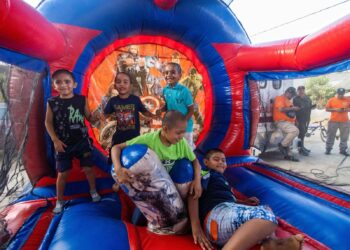 Festejan a los niños en la comunidad de Lagunillas