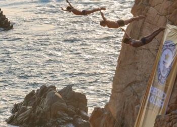 Asiste Evelyn Salgado a la entrega del Récord Guinness a clavadistas de la Quebrada por el salto de cabeza más alto del mundo