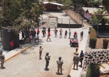 Vecinos, restauranteros y pescadores en Puerto Vicente Guerrero se manifiestan en el sector Naval de Tecpan
