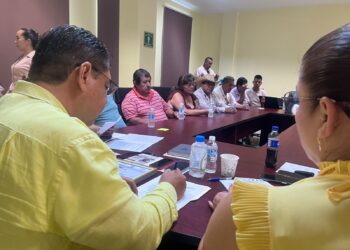 Entregan reconocimientos y cédulas de identificación a transportistas en La Unión