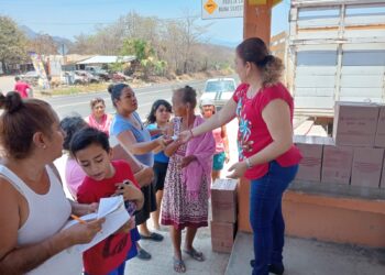 DIF municipal lleva apoyo alimentario a familias vulnerables de comunidades vecinas
