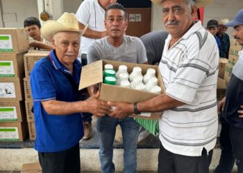 Entrega Francisco Suazo insumos agrícolas a campesinos de La Unión