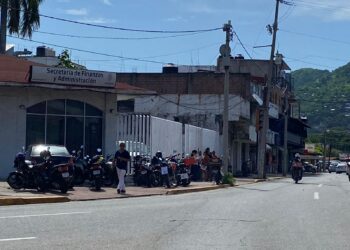 La entrega de placas es continua y ordenada, asegura delegado de finanzas en Zihuatanejo