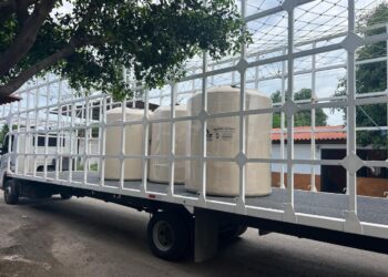 Entrega gobierno de La Unión tinacos subsidiados
