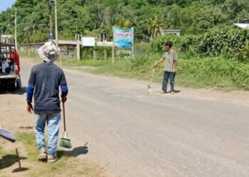 Atiende Francisco Suazo solicitud de bacheo en zona turística de Troncones