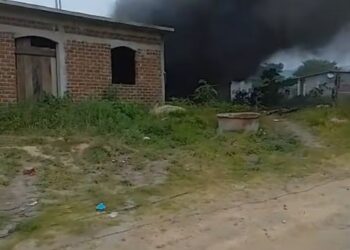 Incendio consume vivienda en El Trapiche, Tecpan de Galeana; familia lo pierde todo y pide apoyo