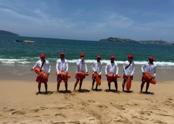 Gobierno de Evelyn Salgado dota de nuevo equipo y uniformes a guardavidas de la Promotora de Playas
