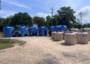 Entrega gobierno de La Unión cisternas subsidiadas a familias del municipio