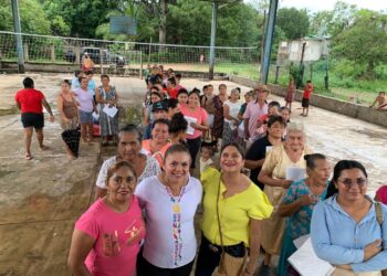 DIF Municipal de La Unión entrega apoyo alimentario y médico en El Rincón de Cucharatepec