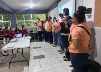 Gobierno de La Unión lleva conferencias sobre violencia digital a estudiantes