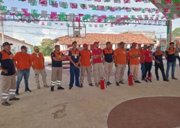 Capacitan a Protección Civil de La Unión en uso de extintores