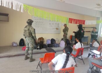 Marina en una acción conjunta, lleva a cabo programa “Mochila Segura”, enel Municipio de Zihuatanejo, Guerrero.
