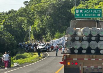 Movimiento por la Defensa del Muelle de Puerto Vicente Guerrero activa jornada informativa en carretera Acapulco-Zihuatanejo