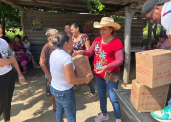 Alcalde de La Unión Jose Francisco Suazo y DIF Municipal llevan apoyos a familias de la comunidad de El Huicumo