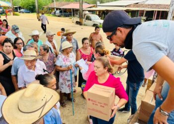 Entrega DIF Municipal apoyo alimentarios en Lagunillas municipio de La Unión