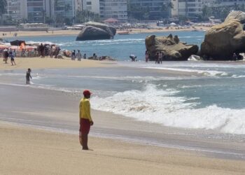 Refuerza Promotora de Playas Acapulco la vigilancia ante mar de fondo