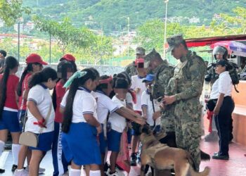 Marina en colaboración con la Secretaría de Seguridad Pública Municipal de Zihuatanejo participa en actividad “Un día con el Policía” en Zihuatanejo, Guerrero.