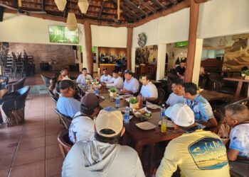 Se reúne Alejandro Bravo con prestadores de servicios acuáticos
