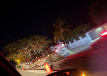 Tráiler vuelca en la carretera Zihuatanejo–Acapulco, a la altura de Petatlán