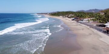 Playas de Petatlán registran ocupación saturada durante temporada vacacional
