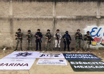 Autoridades de seguridad decomisan armas y presunta droga en Petatlán