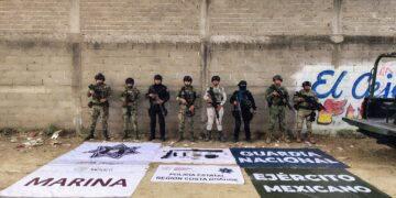 Autoridades de seguridad decomisan armas y presunta droga en Petatlán