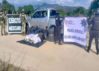 Coordinación entre Policía Estatal y Ejército Mexicano logra el aseguramiento de droga y un vehículo con reporte de robo en Tecpan de Galeana
