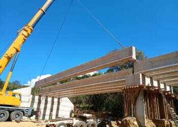 Avance del 70% la construcción del puente vehicular Arroyo Campana en San Luis Acatlán