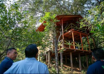 Secretario de Turismo de Guerrero, Simón Quiñones Orozco, realiza una visita a la comunidad de Mesas de Bravo