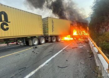 Deja 3 muertos y un herido accidente en La Unión; cierran las vía 12 horas