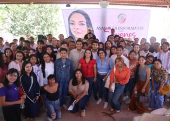 Se reúne Beatriz Mojica con jóvenes