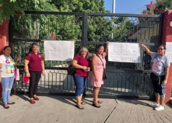 Trabajadores del SNTE toman oficinas de la SEG en Tecpan