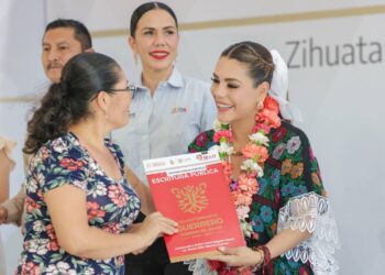 Entrega Evelyn Salgado 520 títulos de propiedad a familias de Zihuatanejo