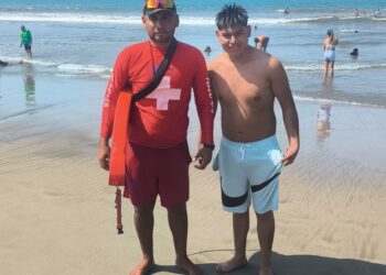 Reconocen a salvavidas altruista de Playa Linda, Ixtapa por rescatar a tres turistas