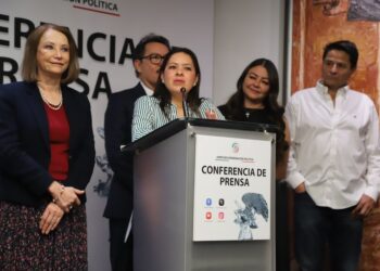 Participa Karen Castrejón en reunión para preparar las sesiones de la semana en el Senado