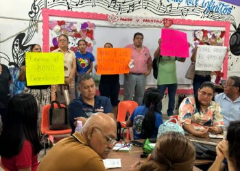 Personal administrativo se manifiesta por adeudo de bono en secundarias de Zihuatanejo y Petatlán