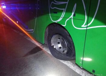 Atacan autobús de pasajeros en Petatlán