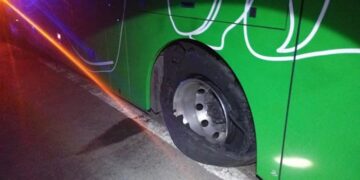 Atacan autobús de pasajeros en Petatlán