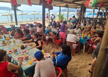 Acapulco recibe a más de 200 adultos mayores del grupo Colibrí de Plata