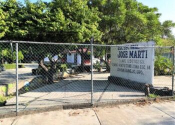 Secundaria José Martí recibe escrituras del predio y buscará nuevo plantel en Zihuatanejo