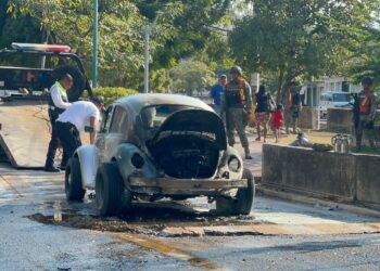 Incendio de vehículo moviliza a cuerpos de emergencia en La Boquita