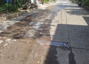 Descargas de agua jabonosa y limpia dañan calles en Lomas; vecinos piden supervisión