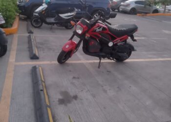 Trabajadores de Plaza Paseo Zihuatanejo denuncian falta de cultura vial entre automovilistas