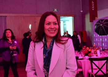 Reconocen a Karen Castrejón por su trabajo y compromiso